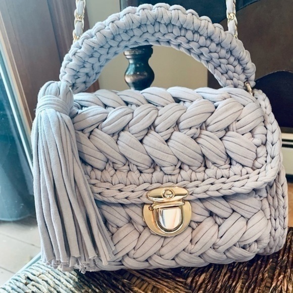 ✨🧶Chunky Knit Light Lavender Satchel w Fringe Tassel and Crossbody Gold Chain✨ - Picture 5 of 9